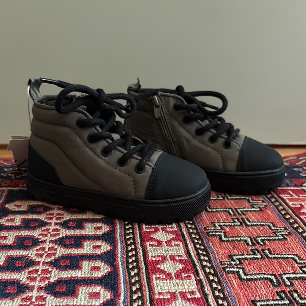 Kids High-Top Sneakers - Black and Gray